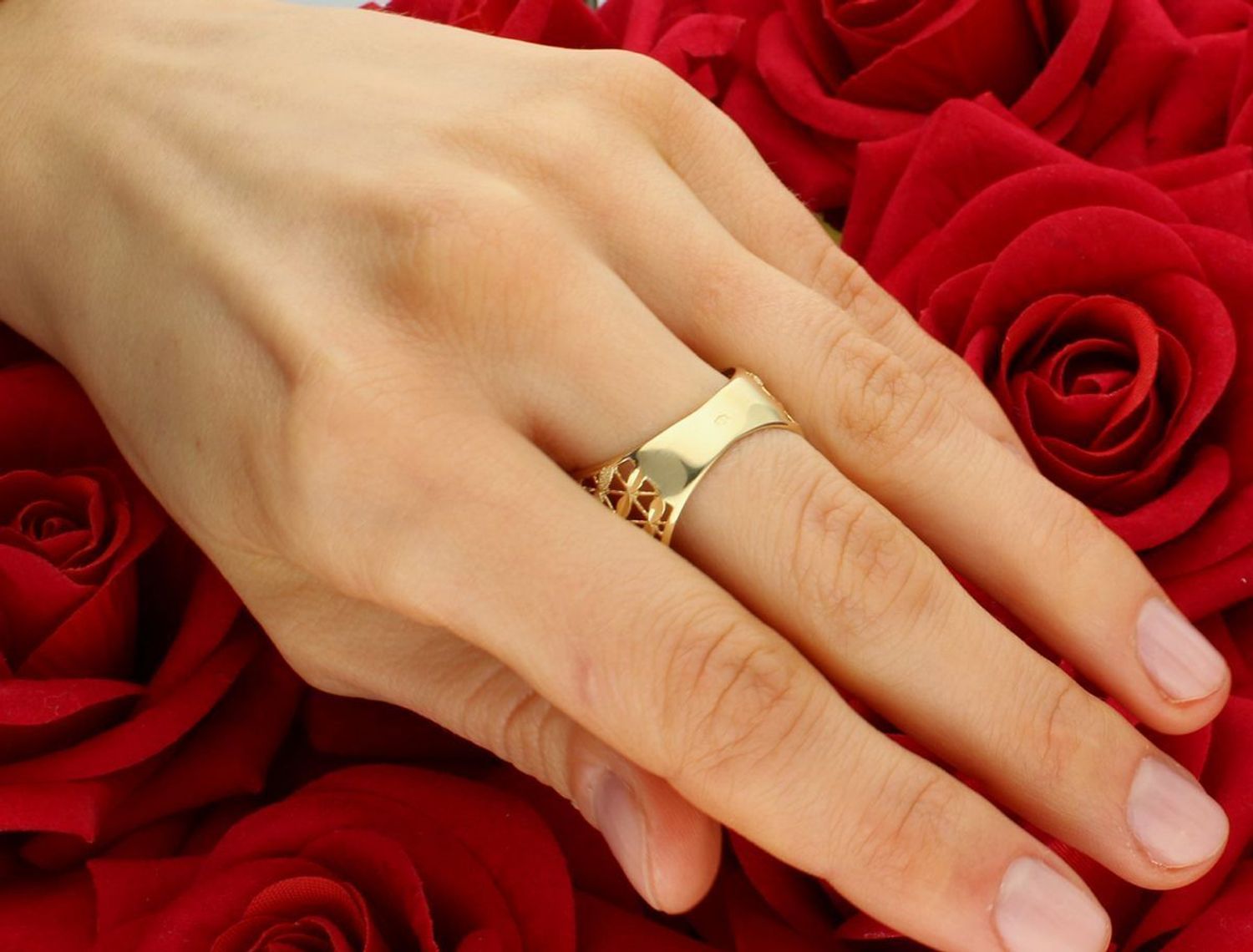 Złoty pierścionek szeroki z ażurowym wzorem próba 585, PI 2245. Szerokość pierścionka podkreśla ażurowy design, sprawiając, że jest on bardzo wyrazisty i stanowi doskonały akcent w 1.jpg